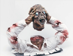 Голова Зомби оторванная в руках